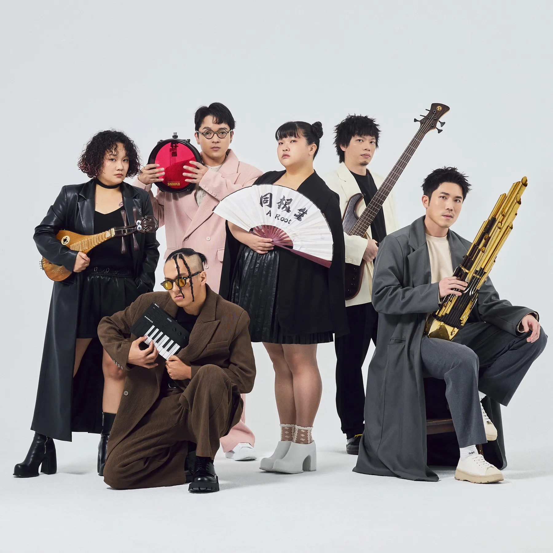 「節奏舞台 Folk Rhythm Stage」邀請金獎奇幻融合樂團 A_Root 同根生，敲響多元民藝音韻。(圖片提供/新北市文化局)