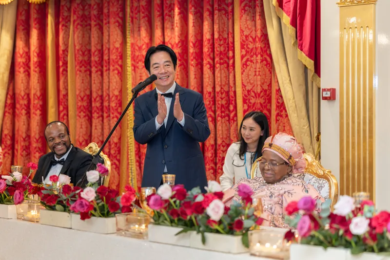 總統出席史瓦帝尼國王國宴（1） 總統賴清德（中）赴非洲友邦史瓦帝尼進行國是訪問，於當地時間3日晚間出席恩史瓦帝三世國王（左）舉辦的國王國宴。（總統府提供）中央社記者葉素萍傳真115年5月4日