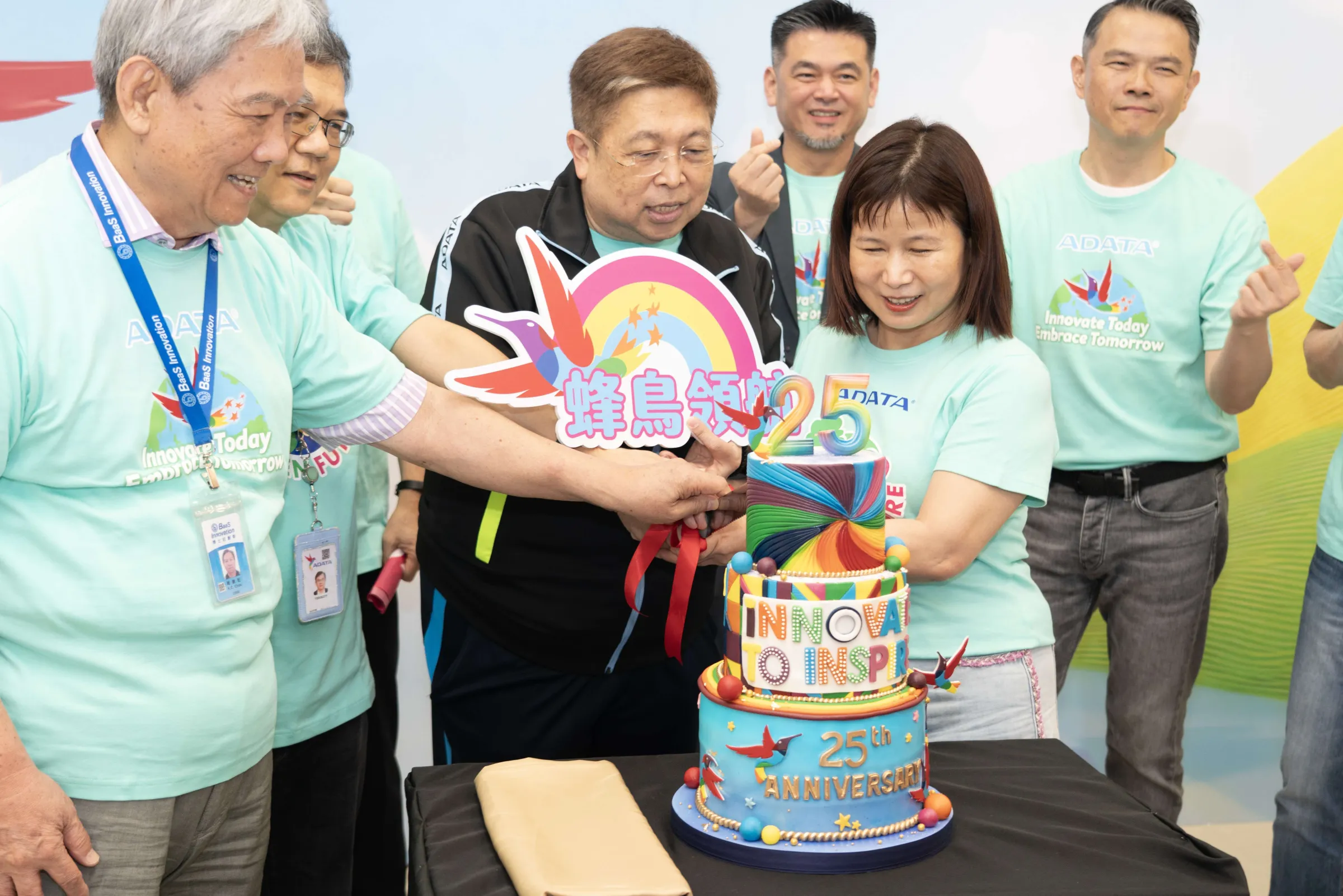 威剛董事長陳立白（中）與總經理陳玲娟（右）攜手切下蛋糕，象徵齊心協力迎接下一個25年。威剛提供