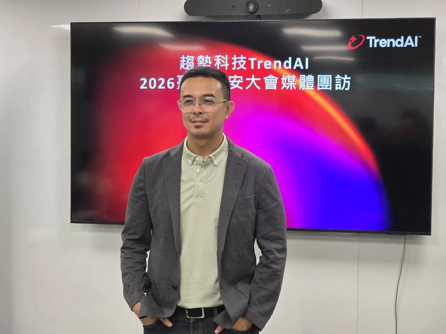 趨勢科技TrendAI威脅研究總監Ryan Flores表示，自2022年11月ChatGPT推出後，攻擊者開始利用生成式AI大幅提高攻擊規模。（魏鑫陽攝）