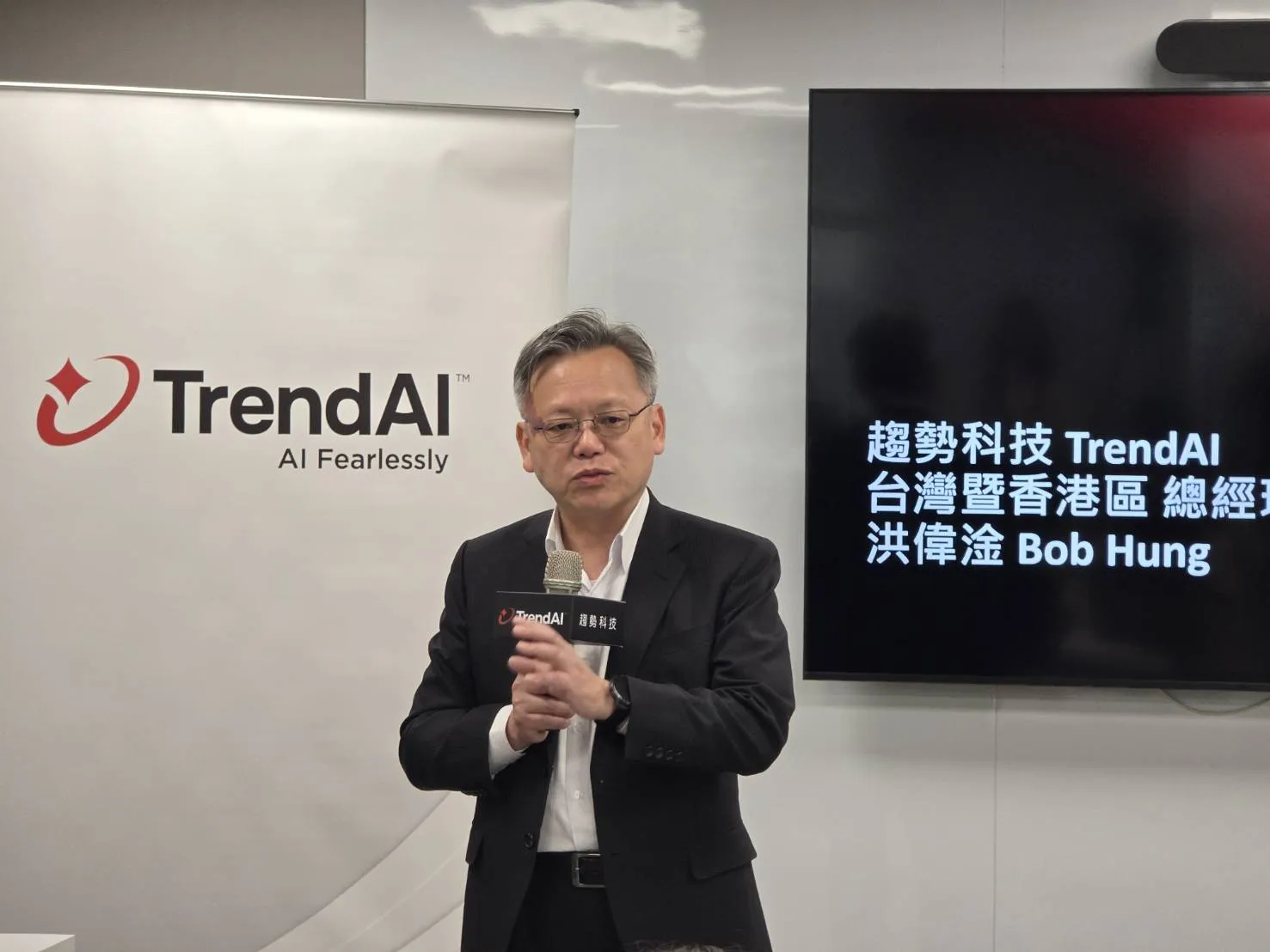 趨勢科技TrendAI台灣暨香港區總經理洪偉淦表示，AI對運算與資安產業本身都帶來革命性改變，未來企業要保護的對象，可能會更以AI為核心，防護方式也會與過去大不相同。（魏鑫陽攝）