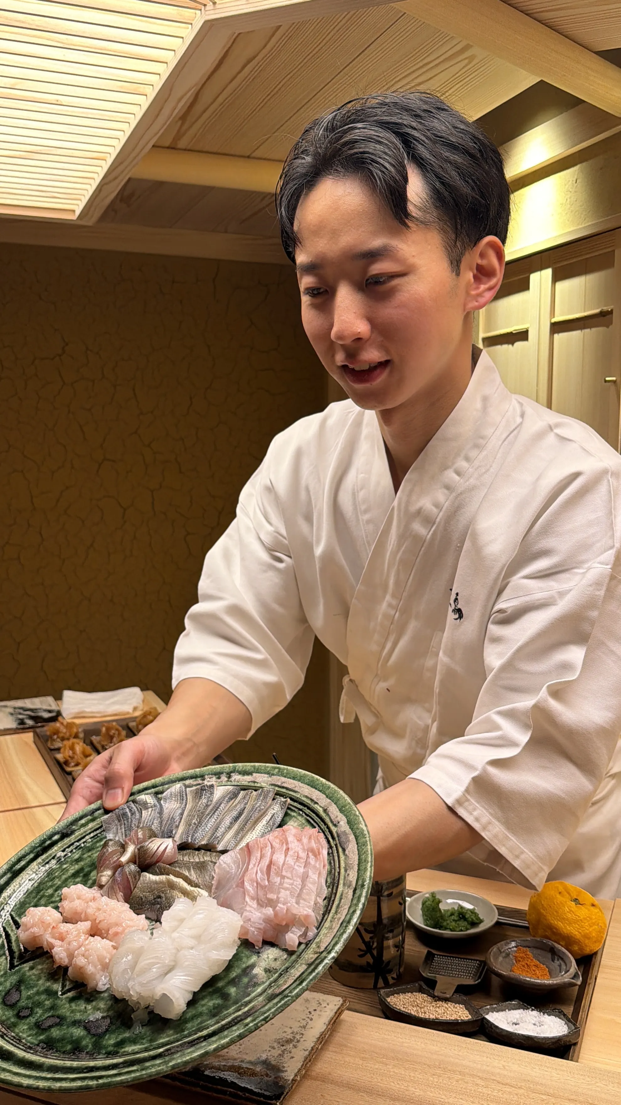 5月4日にオープンする「鮨匠 一石三鳥」は、1日のメディア試食会にて、削りたての鰹節の出汁やエシャロット入りマグロなど、職人の趣向を凝らした五感で楽しむ本格コースを公開した。写真/ゆい/＠yui.injp提供
