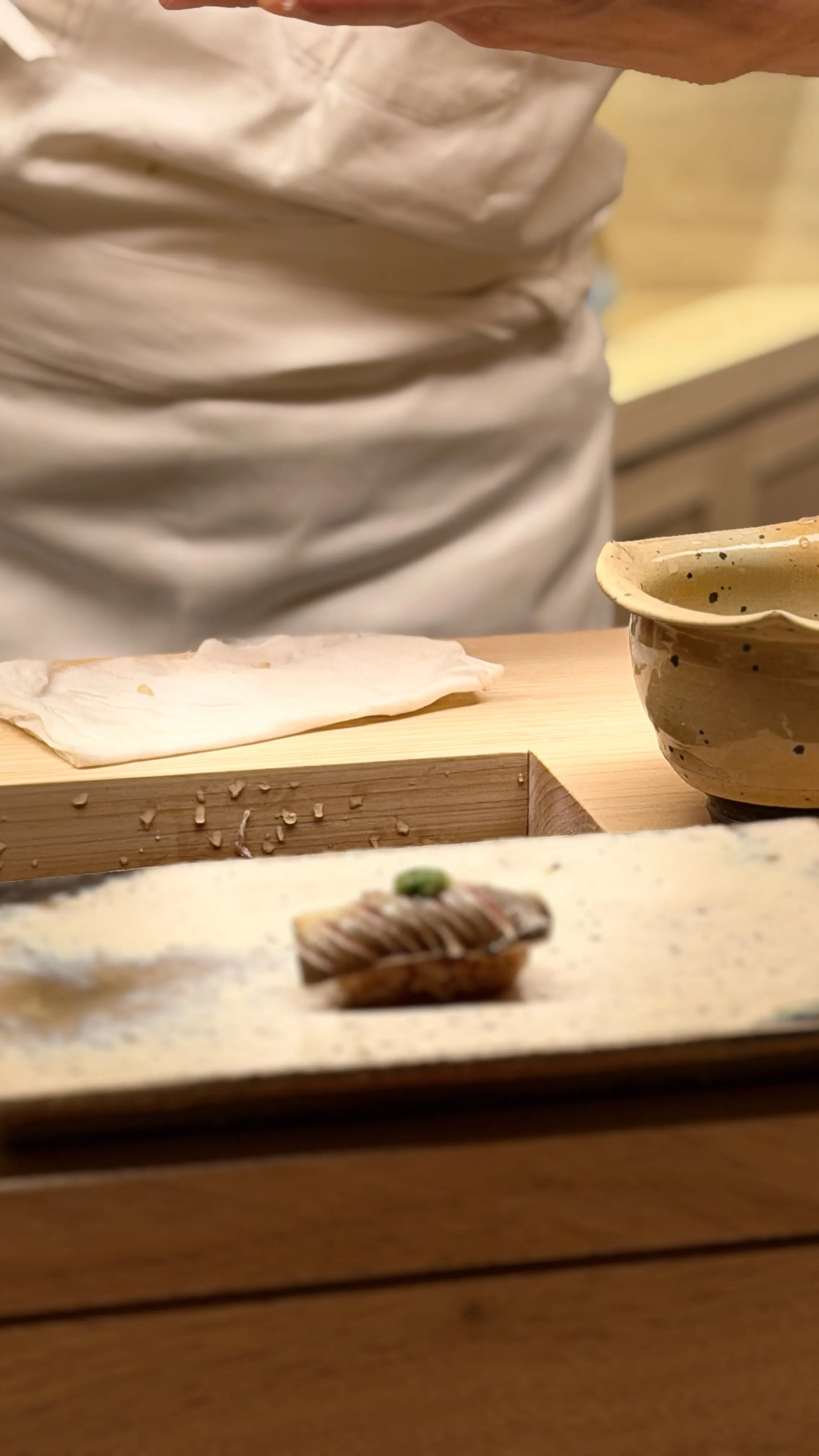 5月4日にオープンする「鮨匠 一石三鳥」は、1日のメディア試食会にて、削りたての鰹節の出汁やエシャロット入りマグロなど、職人の趣向を凝らした五感で楽しむ本格コースを公開した。写真/ゆい/＠yui.injp提供