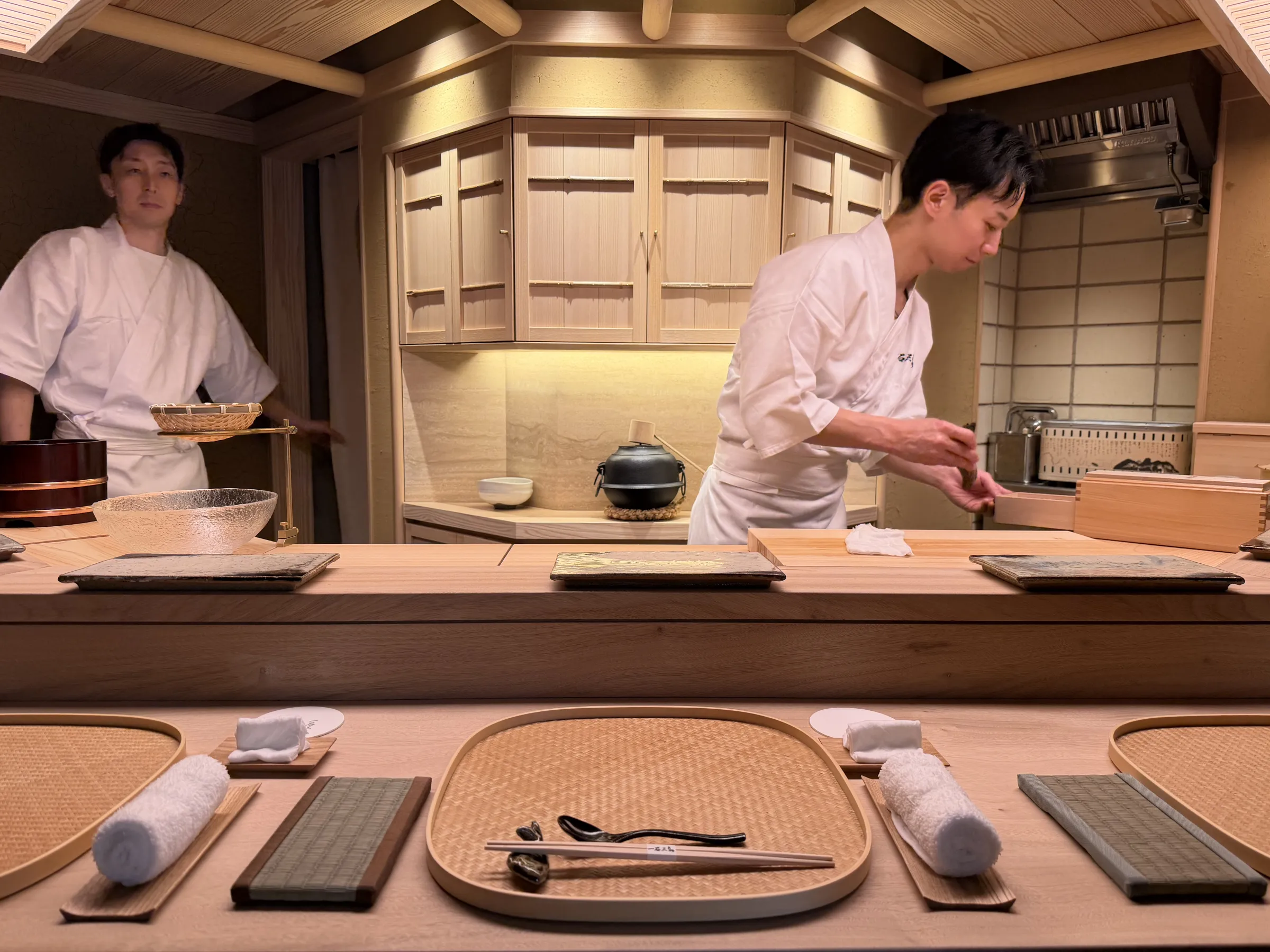 5月4日にオープンする「鮨匠 一石三鳥」は、1日のメディア試食会にて、削りたての鰹節の出汁やエシャロット入りマグロなど、職人の趣向を凝らした五感で楽しむ本格コースを公開した。写真/ゆい/＠yui.injp提供