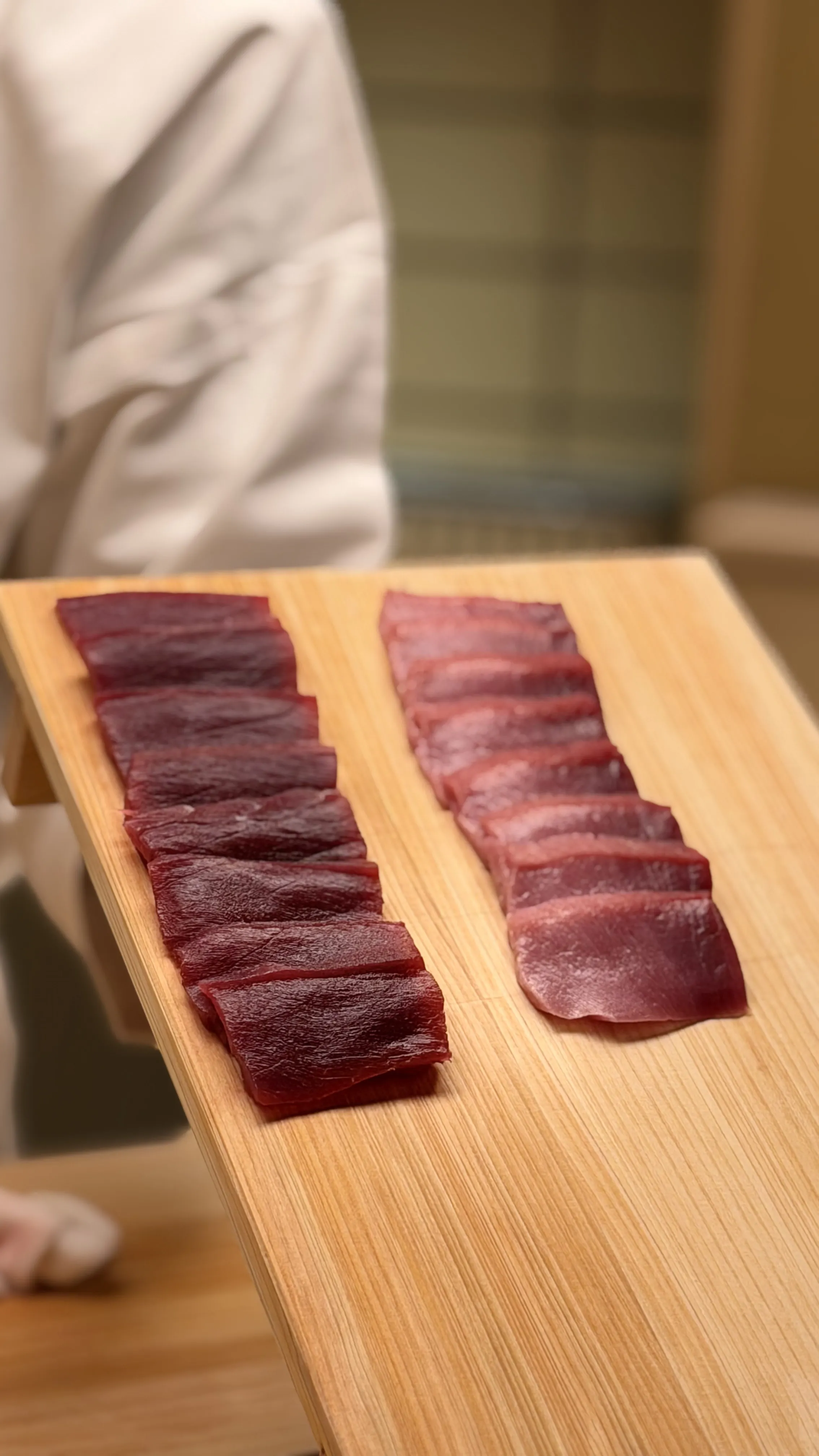 5月4日にオープンする「鮨匠 一石三鳥」は、1日のメディア試食会にて、削りたての鰹節の出汁やエシャロット入りマグロなど、職人の趣向を凝らした五感で楽しむ本格コースを公開した。写真/ゆい/＠yui.injp提供