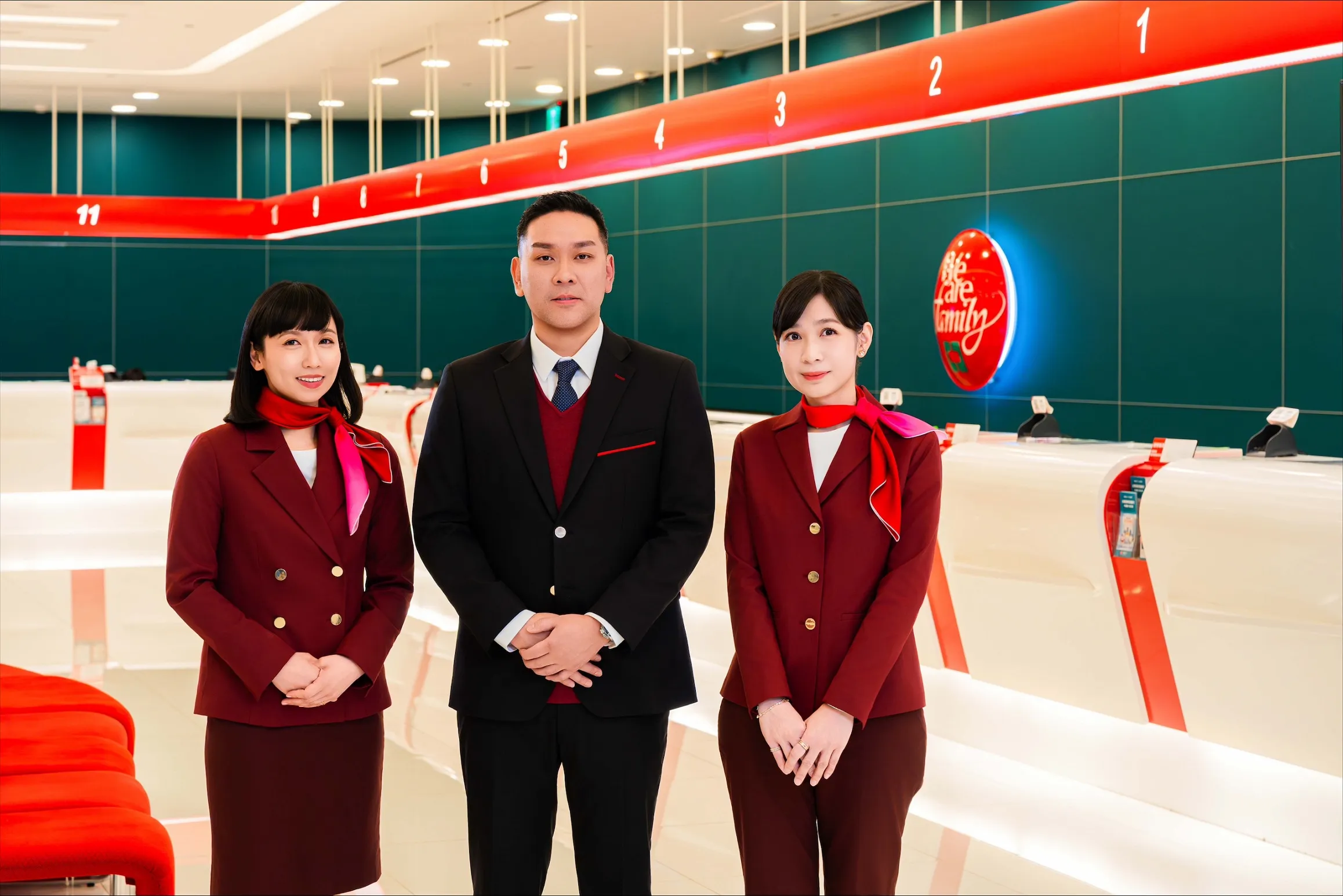 20260504－中信銀行女性主管新制服以勃艮第酒紅色系為主，更提供褲裝與裙裝以因應各式場合需求；男性主管則以黑色西裝搭配勃艮第酒紅色背心，低調、穩重。（中信銀提供）