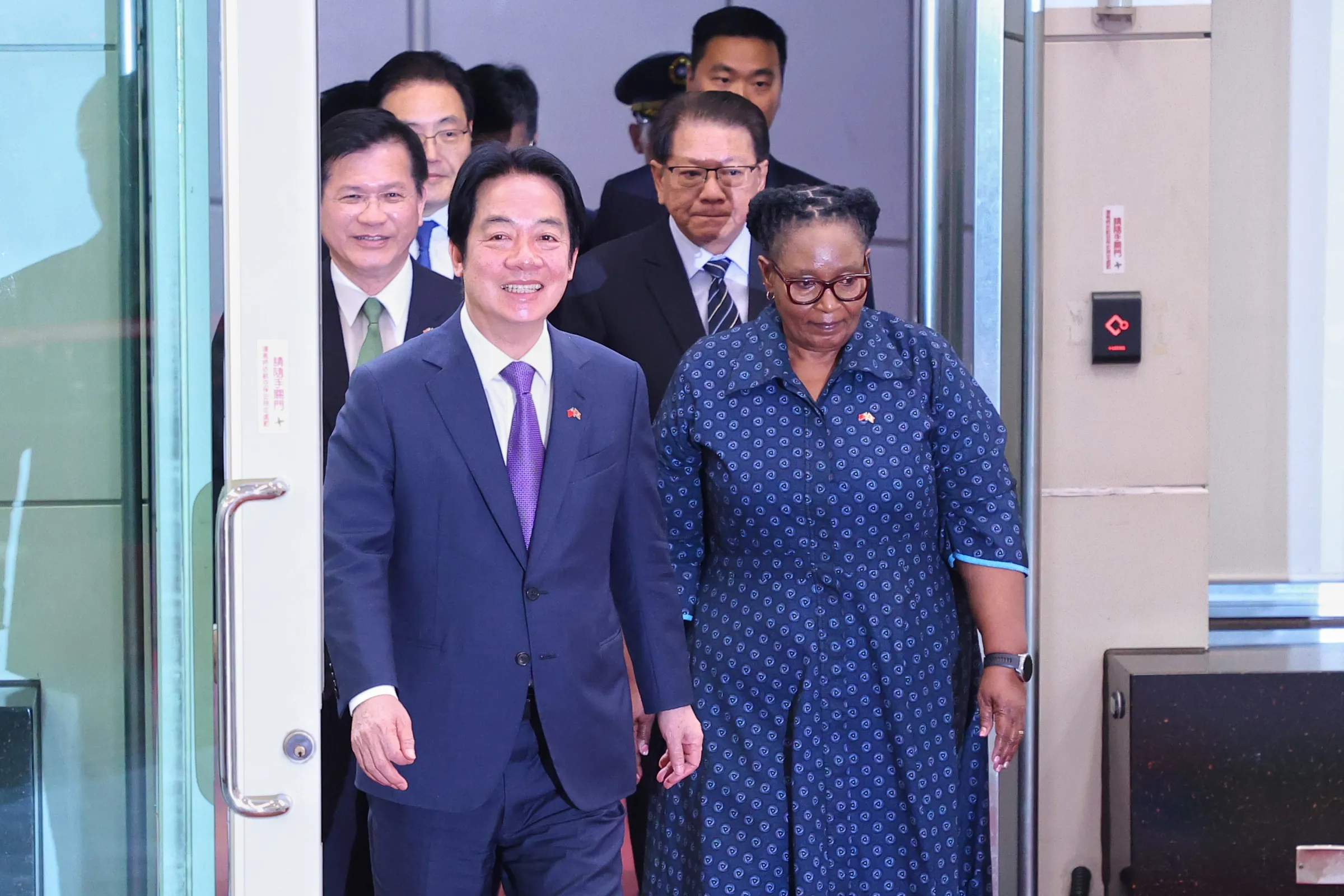 20260505-總統賴清德（左）5日於返國後發表「出訪史瓦帝尼王國進行國是訪問」談話。（顏麟宇攝）