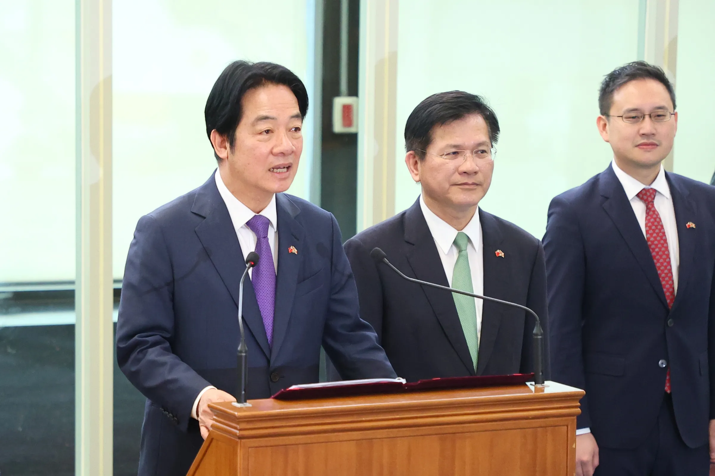 20260505-總統賴清德（左）5日於返國後發表「出訪史瓦帝尼王國進行國是訪問」談話。（顏麟宇攝）