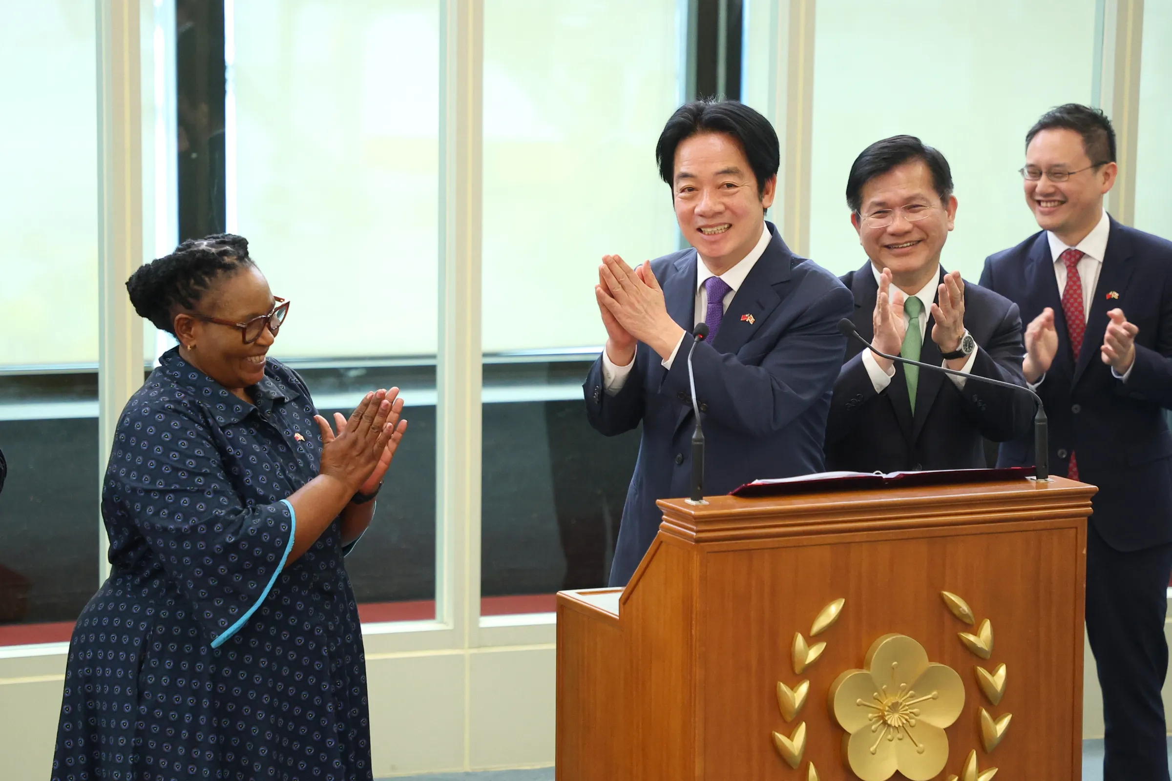 20260505-總統賴清德（右三）5日於返國後發表「出訪史瓦帝尼王國進行國是訪問」談話。（顏麟宇攝）