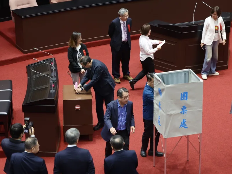 立法院進行檢察總長人事同意權案表決 立法院會5日進行檢察總長被提名人徐錫祥的人事同意權案記名投票表決，上午11時5分截止投票，如果全體立委在此之前投票完畢，就會提前開票。中央社記者王飛華攝115年5月5日