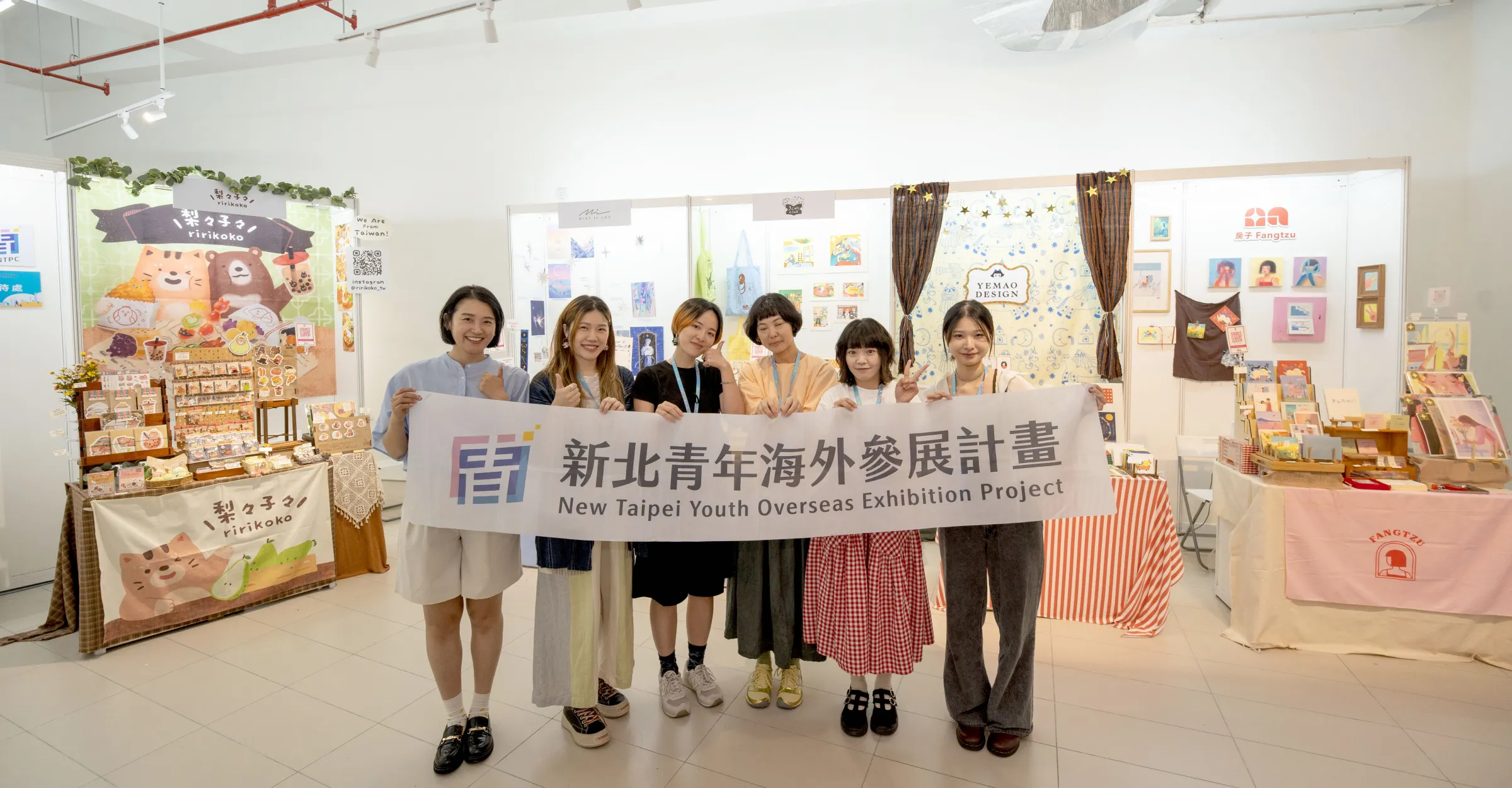本次新北市青年局率藝文團隊參加馬來西亞「吉隆坡插畫展」，整體觀展氛圍聚焦於創作本身。五個品牌在視覺調性上顯獨樹一格，成功吸引當地民眾目光。（圖/新北青年局）