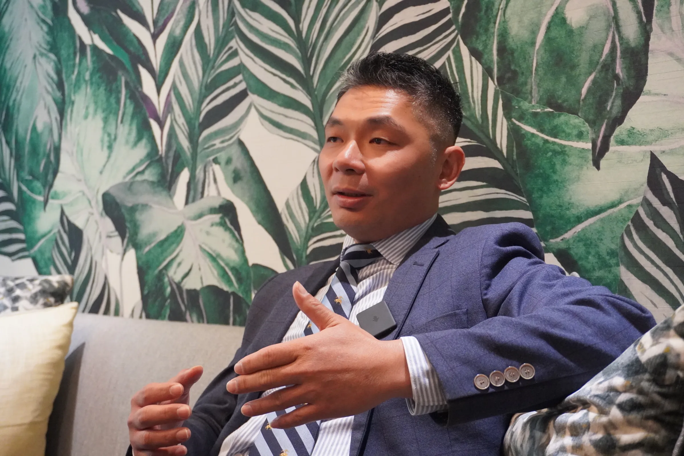 許毓仁認為對話交流與備戰不衝突，可以「拿著大棒、輕聲說話」。（張渝萍攝）
