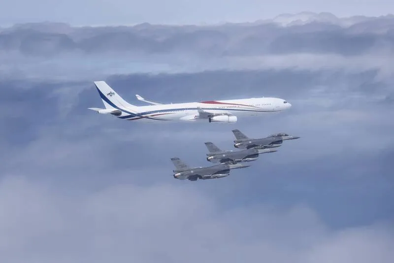 F-16伴飛 總統賴清德5日結束出訪史瓦帝尼行程返台，總統搭乘史瓦帝尼國王專機，圖為F-16伴飛照。（軍聞社提供）中央社記者葉素萍傳真 115年5月5日