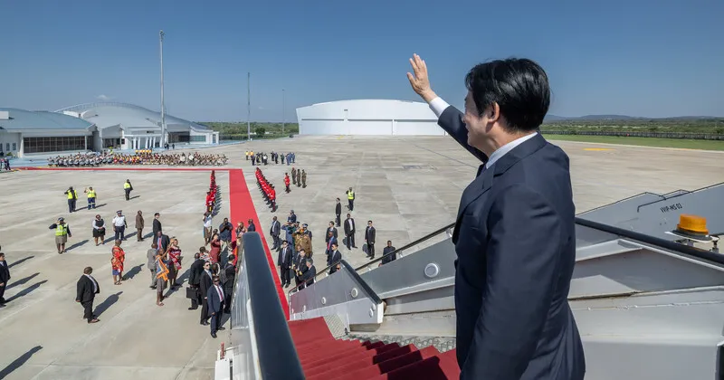 史瓦帝尼機場歡送賴總統 總統賴清德出訪史瓦帝尼，他5日抵台後，總統府釋出賴總統在史瓦帝尼接受機場歡送儀式的畫面。（總統府提供）中央社記者葉素萍傳真115年5月5日