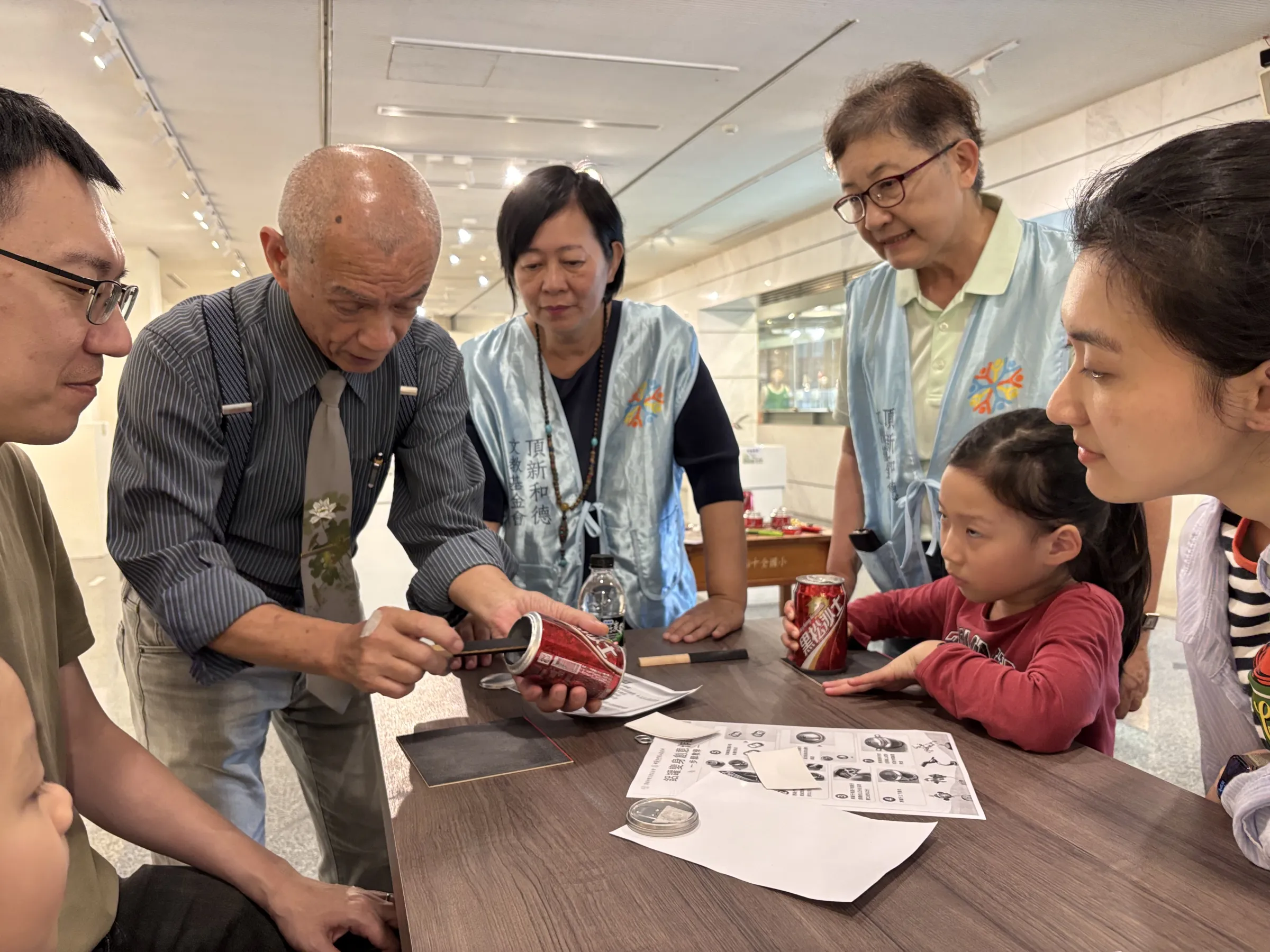 參展人李建宸老師講解鋁罐製作技巧。(頂新和德文教基金會提供)