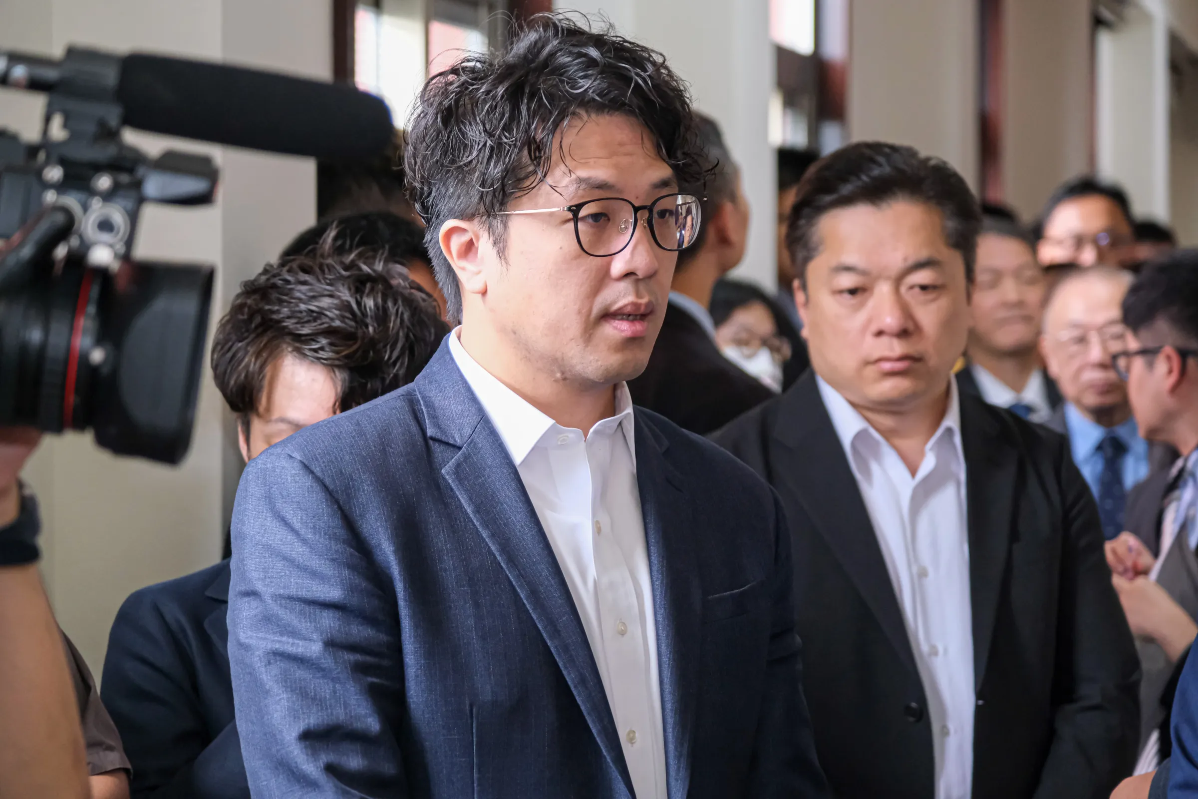 20260506-民進黨立委沈伯洋6日赴立法院出席會議。(劉偉宏攝)