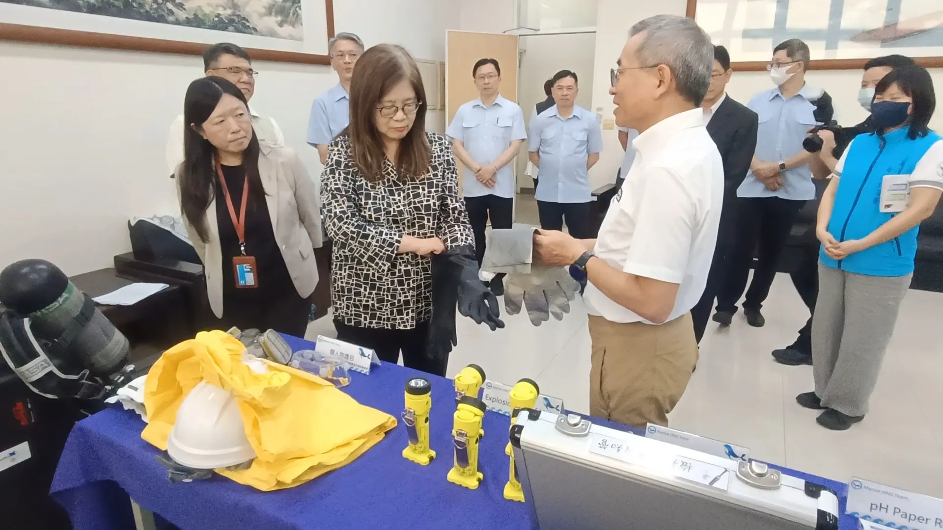 主委管碧玲檢視海上化學品應變資器材。（圖/海委會提供）