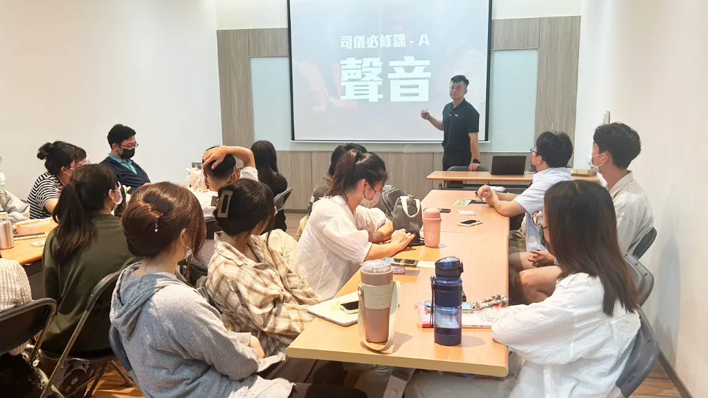義守大學親善服務社開立美聲課程訓練。（圖/義守大學提供）