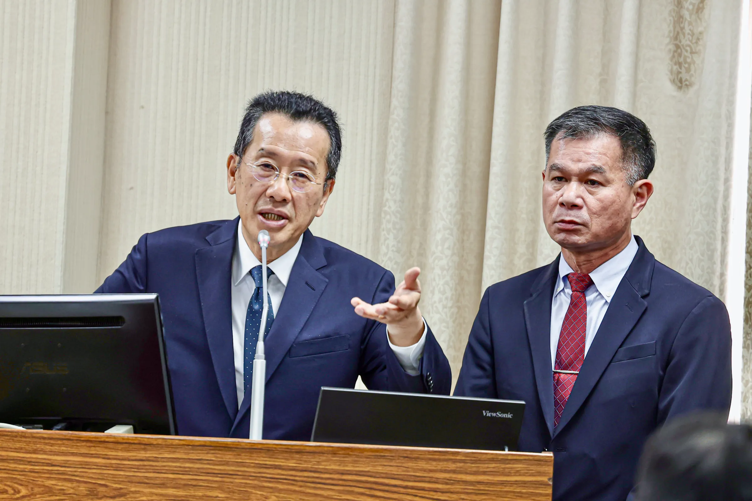 20260506-國防部長顧立雄（左）、國防部戰略規劃司司長黃文啟（右）6日於立法院備詢。（劉偉宏攝）