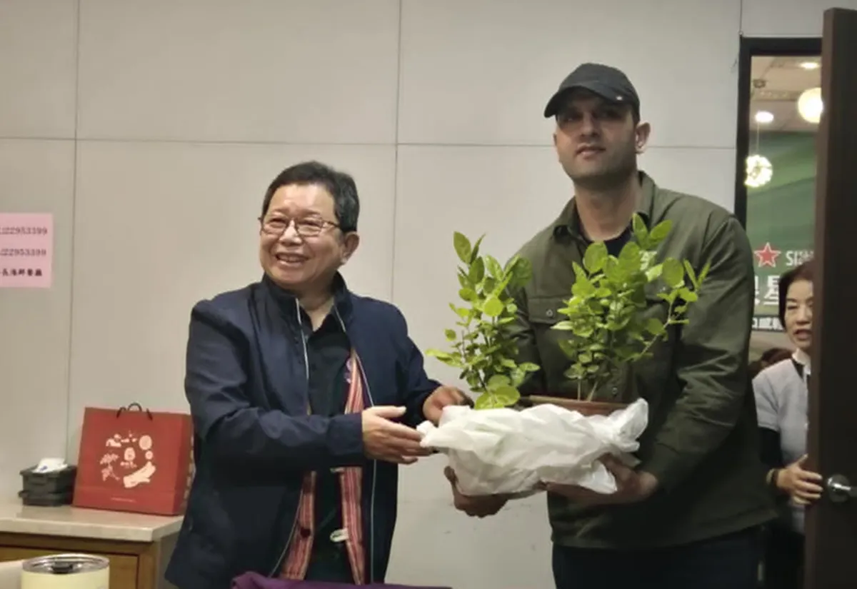 來台十年的巴勒斯坦國際政治學者安海正（右）。（作者提供）