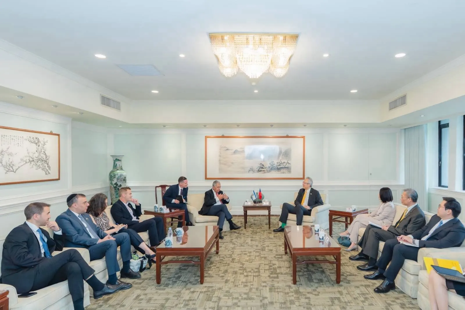 20260504-外交部政務次長吳志中4日接見以色列國會跨黨派議員訪問團。（外交部提供）