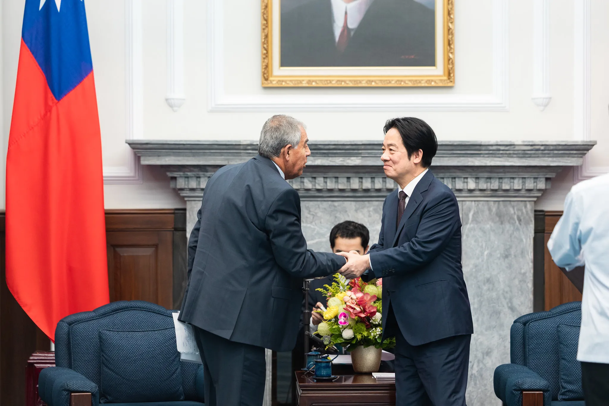 20260505-以色列前國會議長暨資深議員利維（左）應我國政府邀請率團來訪台灣，並於5日前往總統府晉見總統賴清德（右）。（總統府提供）