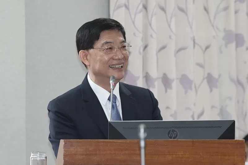 藍委質疑政次能否兼任中選會委員　人事總處回應 行政院日前補提名法務部政務次長黃謀信為中選會委員，國民黨立委吳宗憲6日在立法院質疑政務官兼任獨立機關委員，邏輯衝突。行政院人事行政總處副人事長張秋元（圖）答詢表示，過去法務部、內政部都有政務次長兼任中選會委員的案例，且過去在執行上也都恪守職務分際。中央社記者吳家昇攝115年5月6日