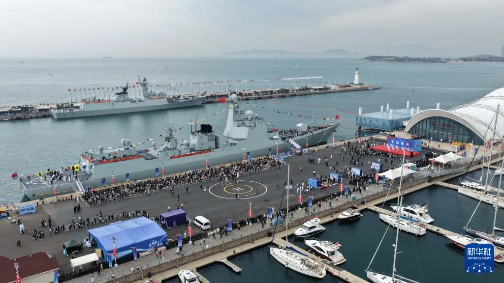 4月23日，解放軍海軍烏魯木齊艦、濰坊艦在青島奧帆中心碼頭對外開放。（新華社）