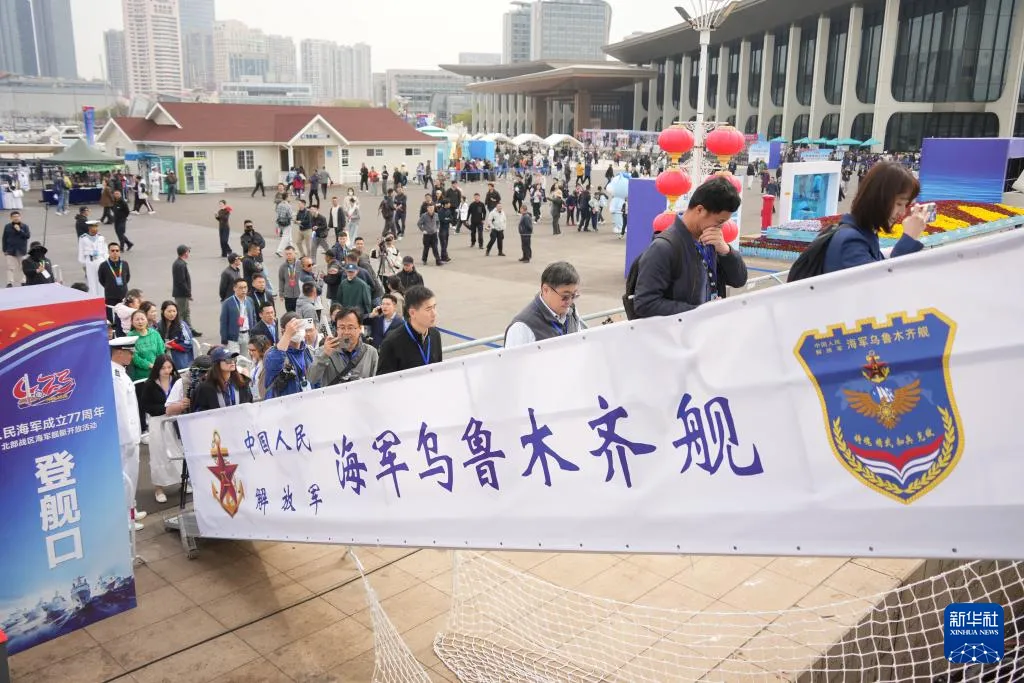 呂禮詩（右3）被新華社記者拍攝到，登上解放軍海軍烏魯木齊艦參觀。（新華社）