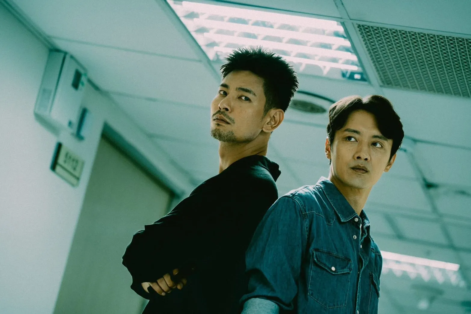 20260506-演藝經歷豐富的吳政勳（右）這次在電影擔綱主演，在導演及同劇演員的共創激發下，吳政勳演技大爆發，與飾演黑豬的楊子儀（左）展開多場精采對手戲，三秒落淚演技獲封「男版劉雪華」。（展奕娛樂提供）