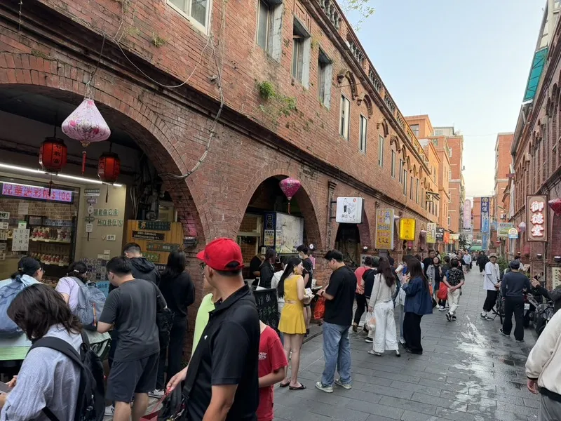 五一長假期間逾6500陸客赴金門旅遊 金門縣政府統計，中國五一長假期間共6579名陸客持旅遊簽入境金門，金門整體住房表現較民國114年同期平均成長約10%。圖為金門縣金城鎮觀光景點模範街。（金門縣政府觀光處提供）中央社記者吳玟嶸傳真115年5月6日