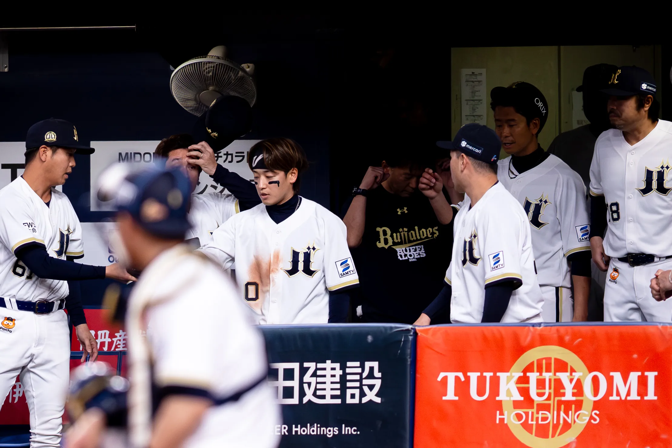 渡部遼人、5回の守備で左中間の飛球を追う中、フェンスに激突。（写真／丁勤紜撮影）
