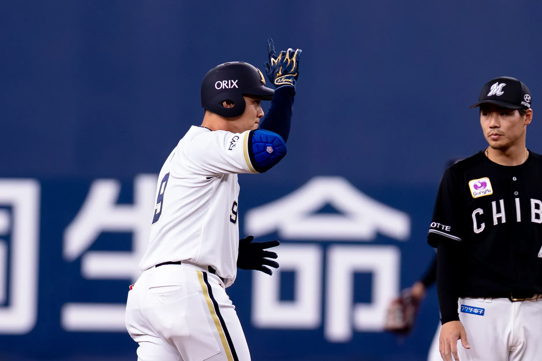 野口智哉が、1死二、三塁から右翼へ2点適時打。（写真／丁勤紜撮影）