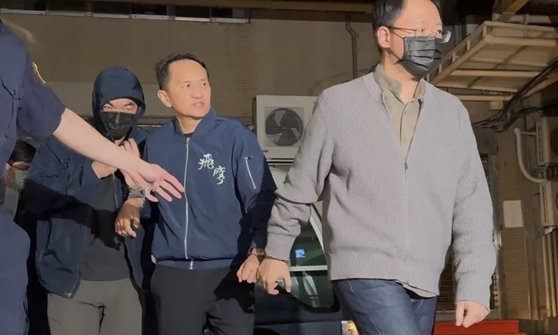 愛爾麗診所藏針孔　總裁常如山、廠商等3人聲押禁見 愛爾麗診所疑藏針孔攝影機，愛爾麗集團總裁常如山（中）、張姓特助（右）及謝姓廠商（左）經檢方複訊後遭聲押禁見，7日凌晨移送至法院等候開庭。中央社記者曹亞沿攝 115年5月7日