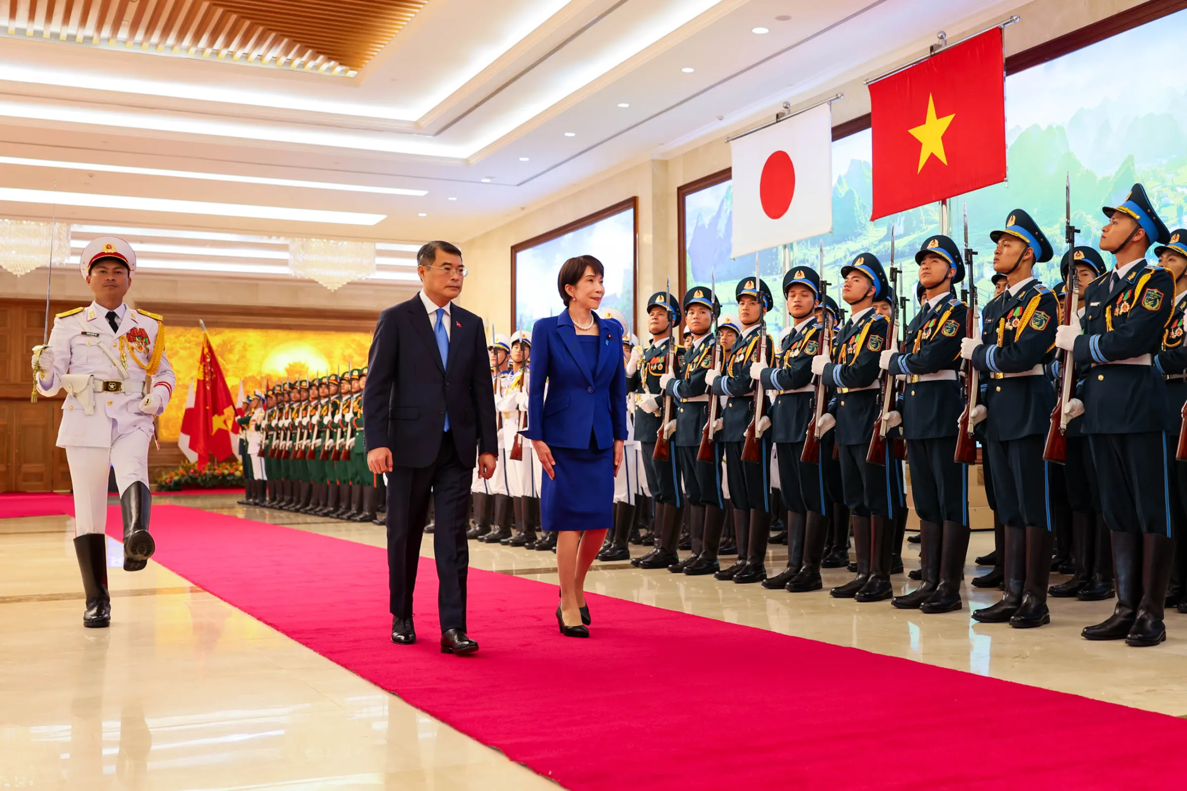 2026年5月2日，日本首相高市早苗在河內與越南總理黎明興共同檢閱儀仗隊。（日本首相官邸官網）