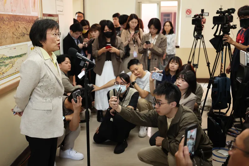 立院內政委員會審選罷法　劉世芳會前接受聯訪 立法院內政委員會7日上午審查公職人員選舉罷免法部分條文修正草案，內政部長劉世芳（前左）會前接受媒體聯訪，回應親屬遭台企解職等相關議題。中央社記者趙世勳攝115年5月7日