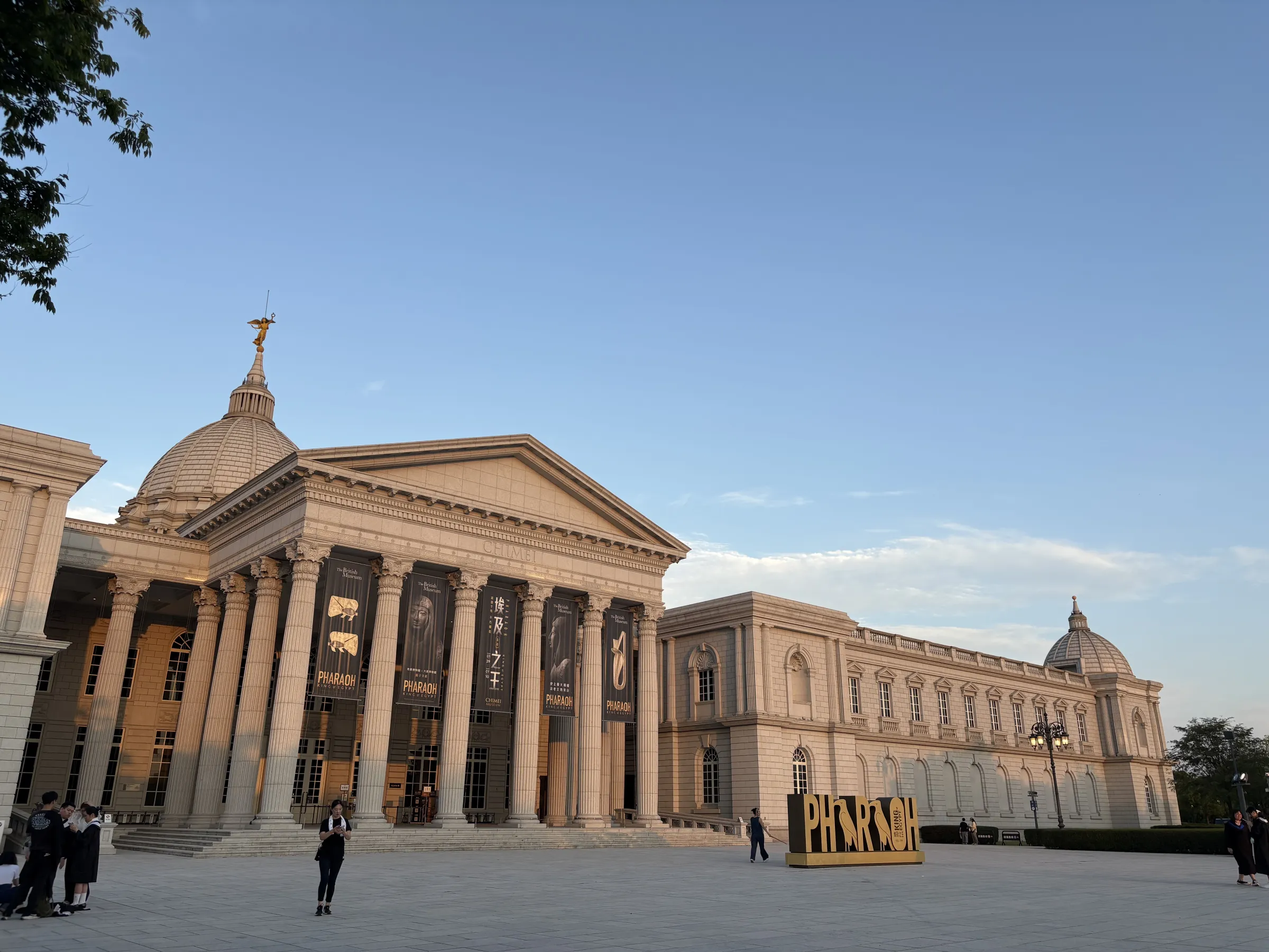 奇美博物館は、ヨーロッパ風の壮麗な建築と幅広い展示で知られる、台南を代表する大型博物館である。（写真/小田撮影）
