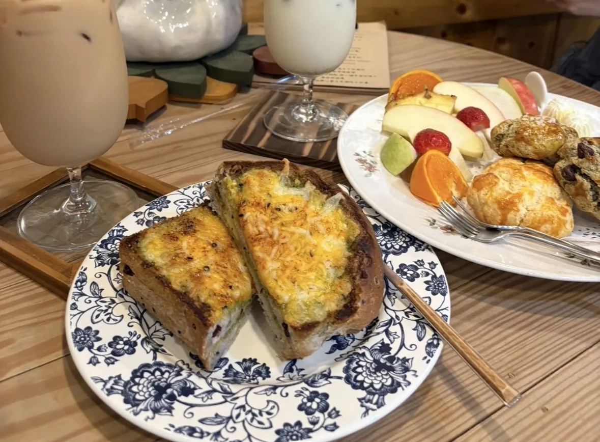 Together Tea 夥茶は、落ち着いた雰囲気の中で台湾茶を楽しめるカフェで、台南散策の途中に休憩するのに最適なスポットである。（写真/小田撮影）