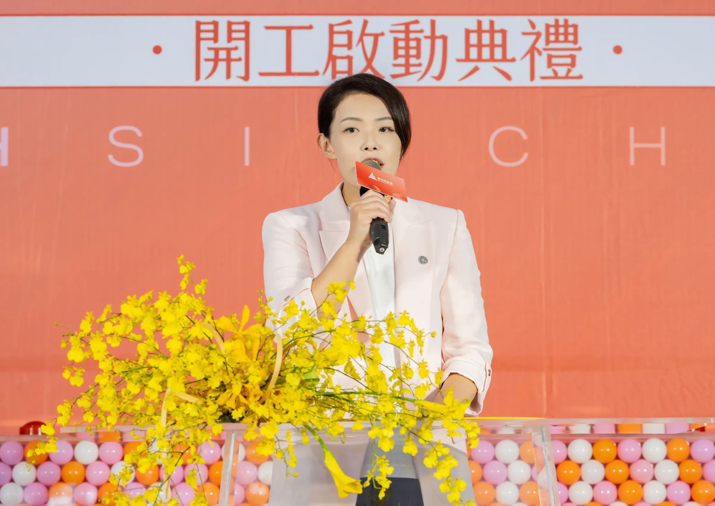 市長高虹安期許隨著關埔空橋系統的完工與開工，逐步打造更便利、安全及友善的步行空間。（圖／新竹市政府提供）