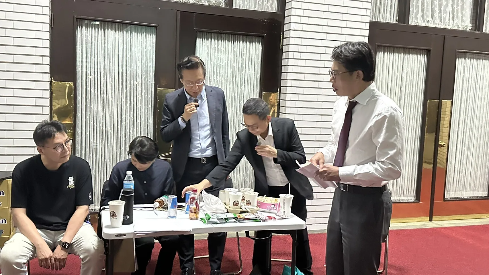 黃國昌深夜現身立法院，並透露與鄭麗文談話結果，稱「大家都鬆了一口氣」。（羅立邦攝）