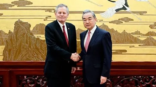 2026年5月7日，中共中央政治局委員、外交部長王毅在北京會見來華訪問的美國國會參議員代表團戴恩斯一行。（中國外交部）