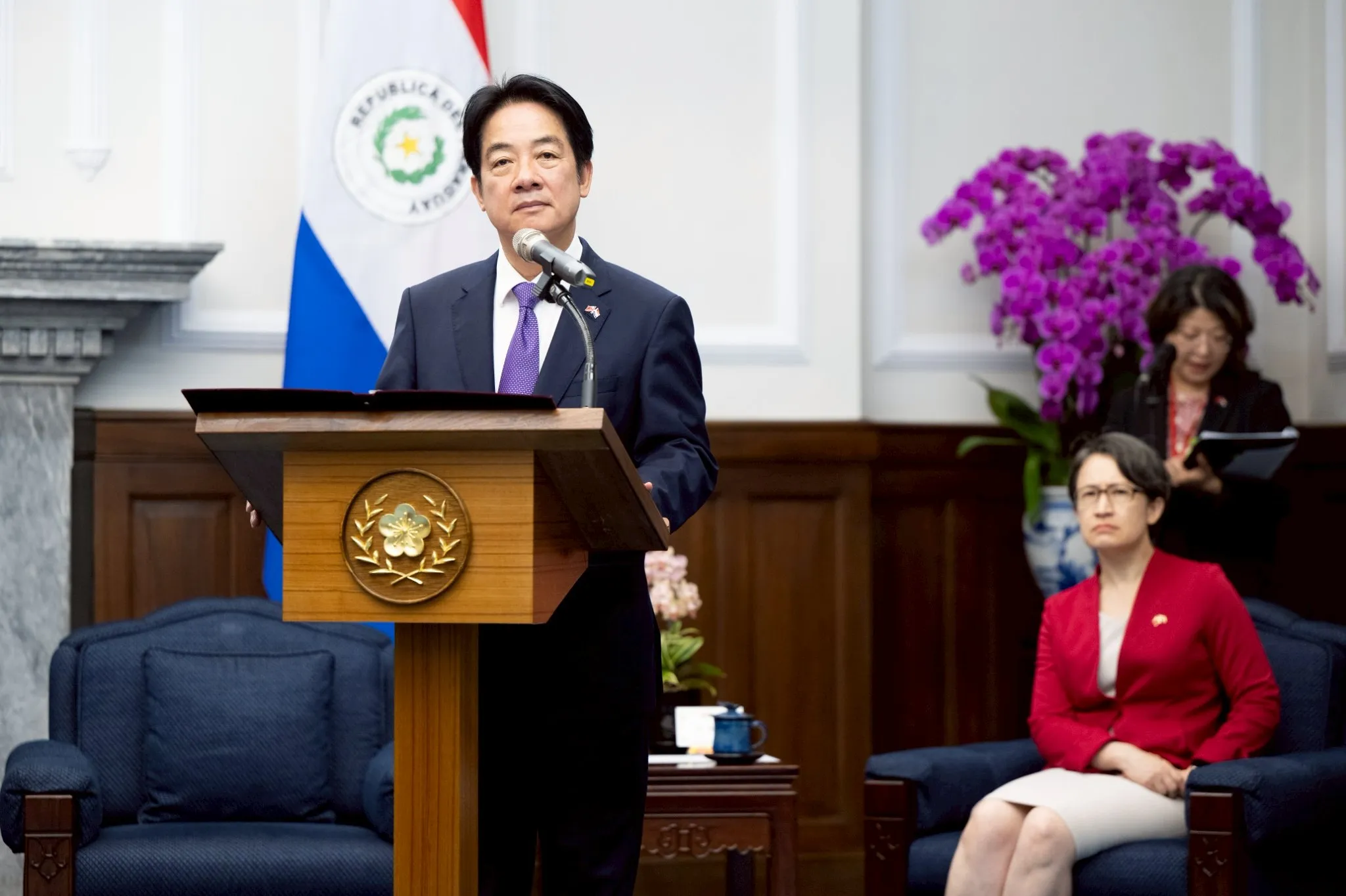 20260508-總統賴清德（左）8日上午偕同副總統蕭美琴（右）於總統府與巴拉圭總統貝尼亞會晤期間，宣布台灣將開放巴拉圭禽肉進口。（總統府提供）