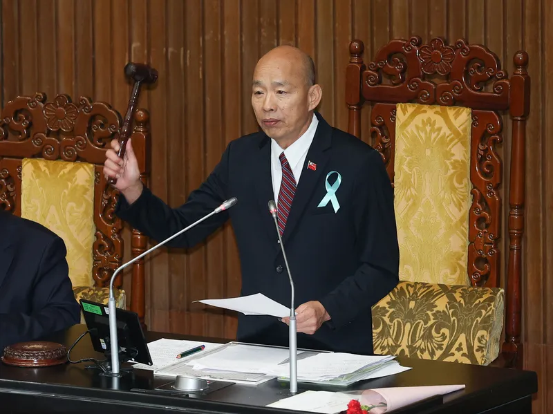 國防特別條例三讀　韓國瑜敲槌 立法院會8日下午三讀通過攸關對美軍購的「保衛國家安全及強化不對稱戰力計畫採購特別條例」，預算上限總共匡列金額新台幣7800億元。圖為立法院長韓國瑜敲槌。中央社記者謝佳璋攝115年5月8日