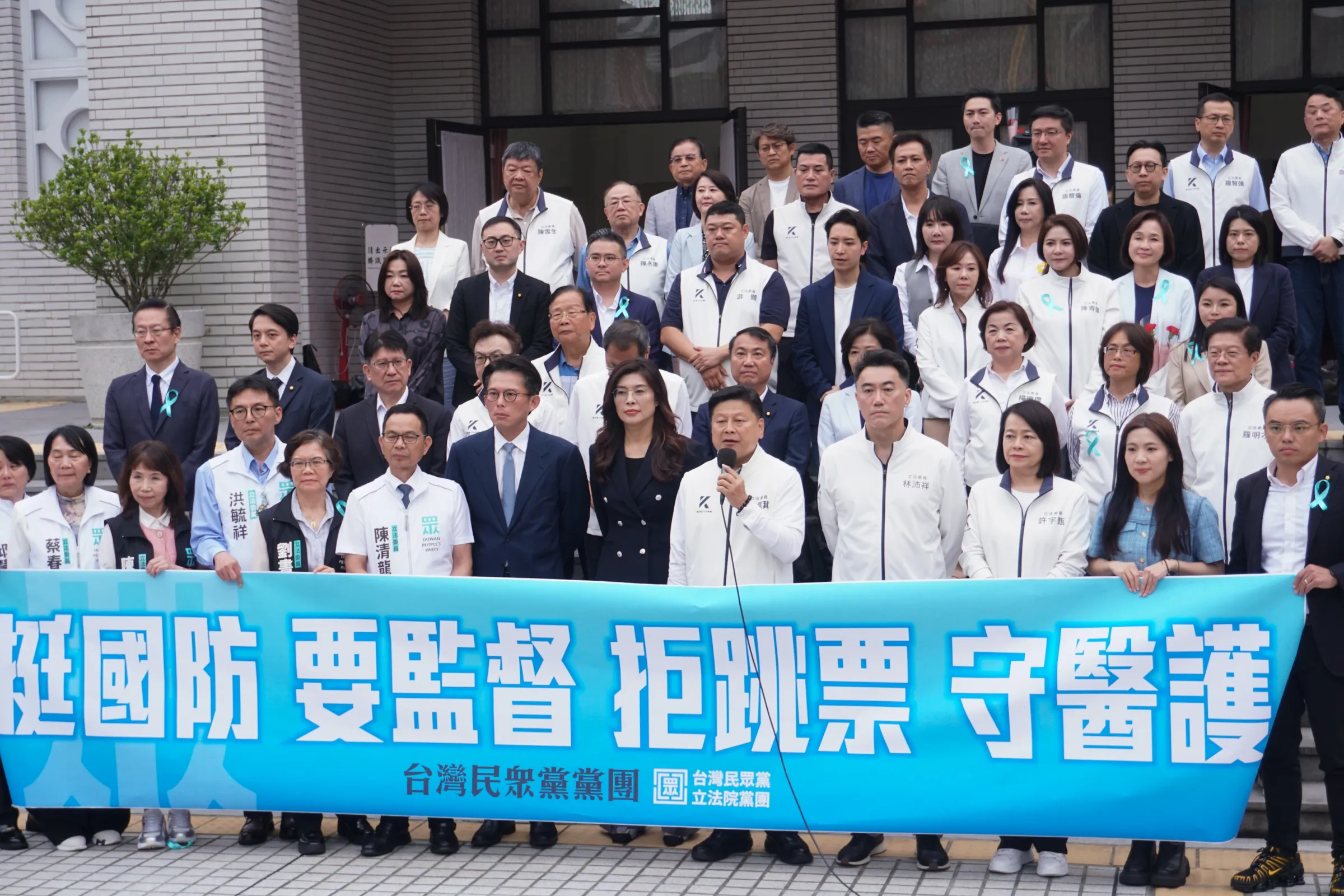 20260508-国民党主席・鄭麗文氏（中央）、国民党立法院党団総召集人・傅崐萁氏（右5）、民衆党主席・黄国昌氏（左6）、民衆党立法院党団総召集人・陳清龍氏（左5）が立法院で防衛強靱化および非対称戦力計画調達特別条例の第3読会通過後に記者会見を開催。（蔡親傑撮影）