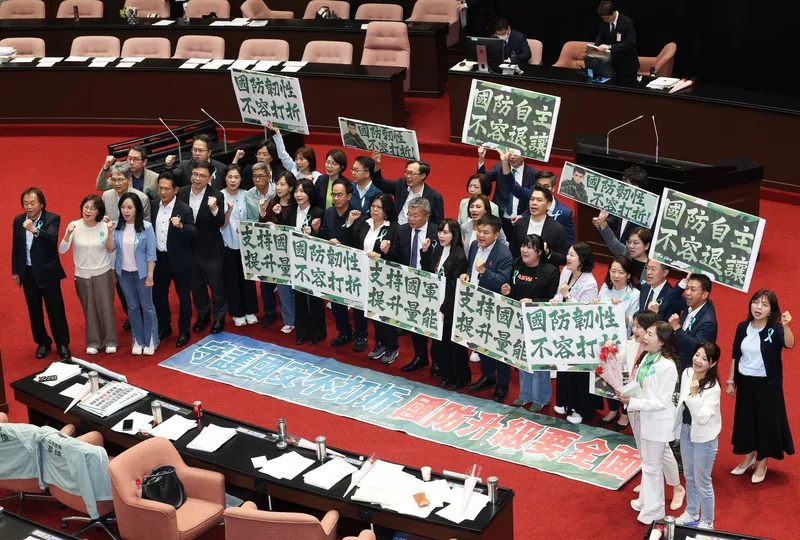 綠委齊呼守護國安不打折國防升級要全面 立法院會8日下午經表決後三讀通過「保衛國家安全及強化不對稱戰力計畫採購特別條例」，民進黨立委齊聚議場高呼「守護國安不打折國防升級要全面」口號。中央社記者謝佳璋攝115年5月8日