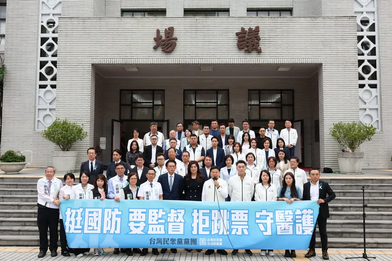 國防特別條例三讀　藍白黨團議場前開記者會 立法院會8日下午三讀通過「保衛國家安全及強化不對稱戰力計畫採購特別條例」，國民黨及民眾黨立院黨團會後共同在議場前舉行記者會說明。中央社記者謝佳璋攝115年5月8日
