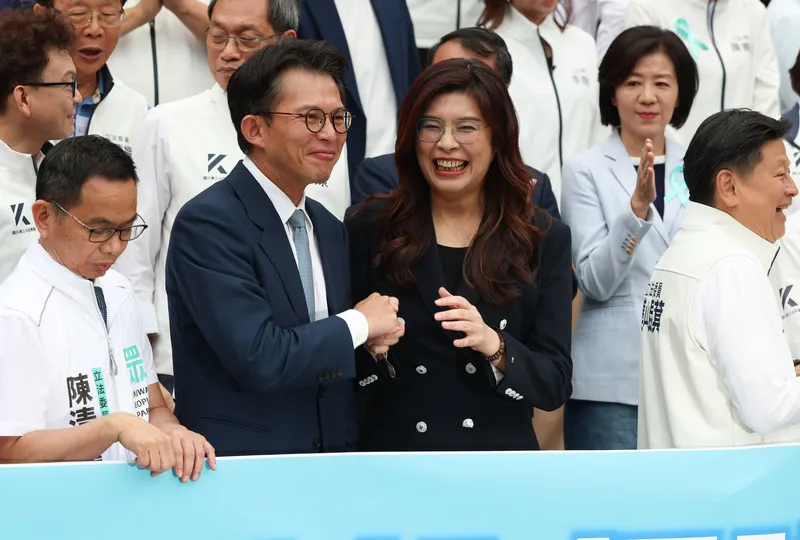 國防特別條例三讀　鄭麗文、黃國昌赴立院 立法院會8日正式三讀通過攸關對美軍購的「保衛國家安全及強化不對稱戰力計畫採購特別條例」，國民黨主席鄭麗文（前右2）、民眾黨主席黃國昌（前左2）會後現身立法院議場前記者會，面帶笑容握手致意。中央社記者謝佳璋攝115年5月8日