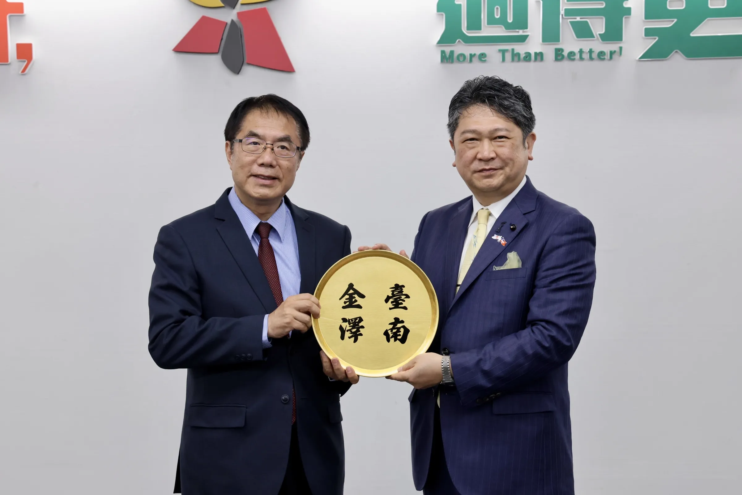 黄偉哲市長（左）に金沢の記念皿を贈呈する金沢市の村山卓市長（右）。（写真/台南市政府提供）