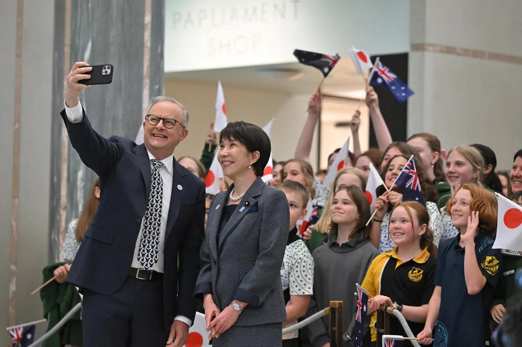 澳洲總理艾班尼斯（Anthony Albanese）與來訪的日本首相高市早苗自拍合影。（美聯社）