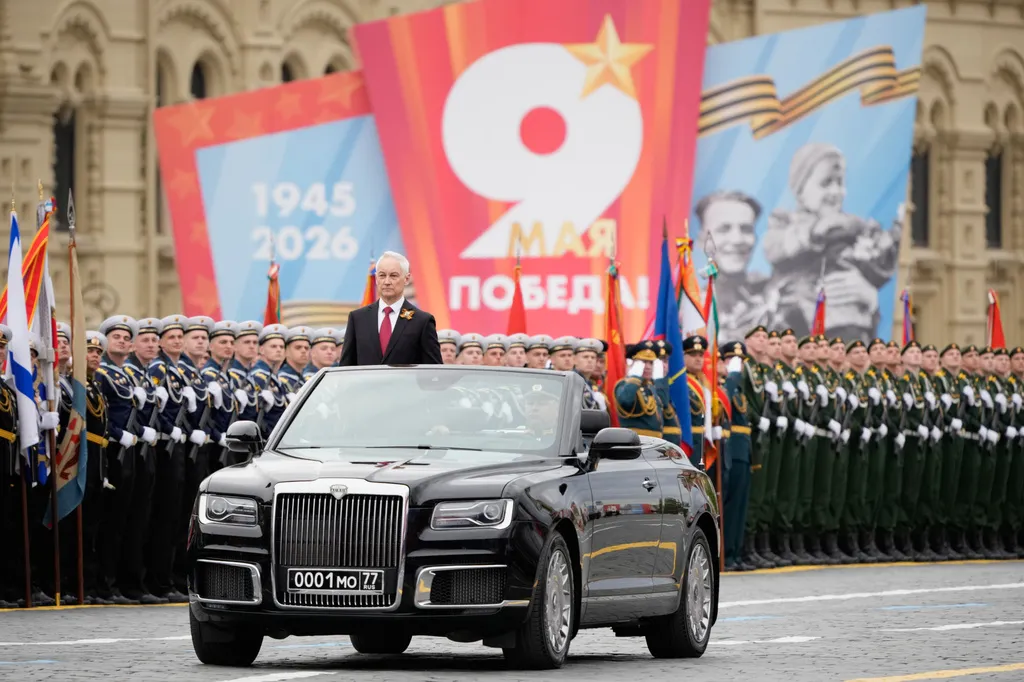 俄羅斯國防部長貝洛索夫（Andrei Belousov）搭車校閱紅場部隊。（美聯社）